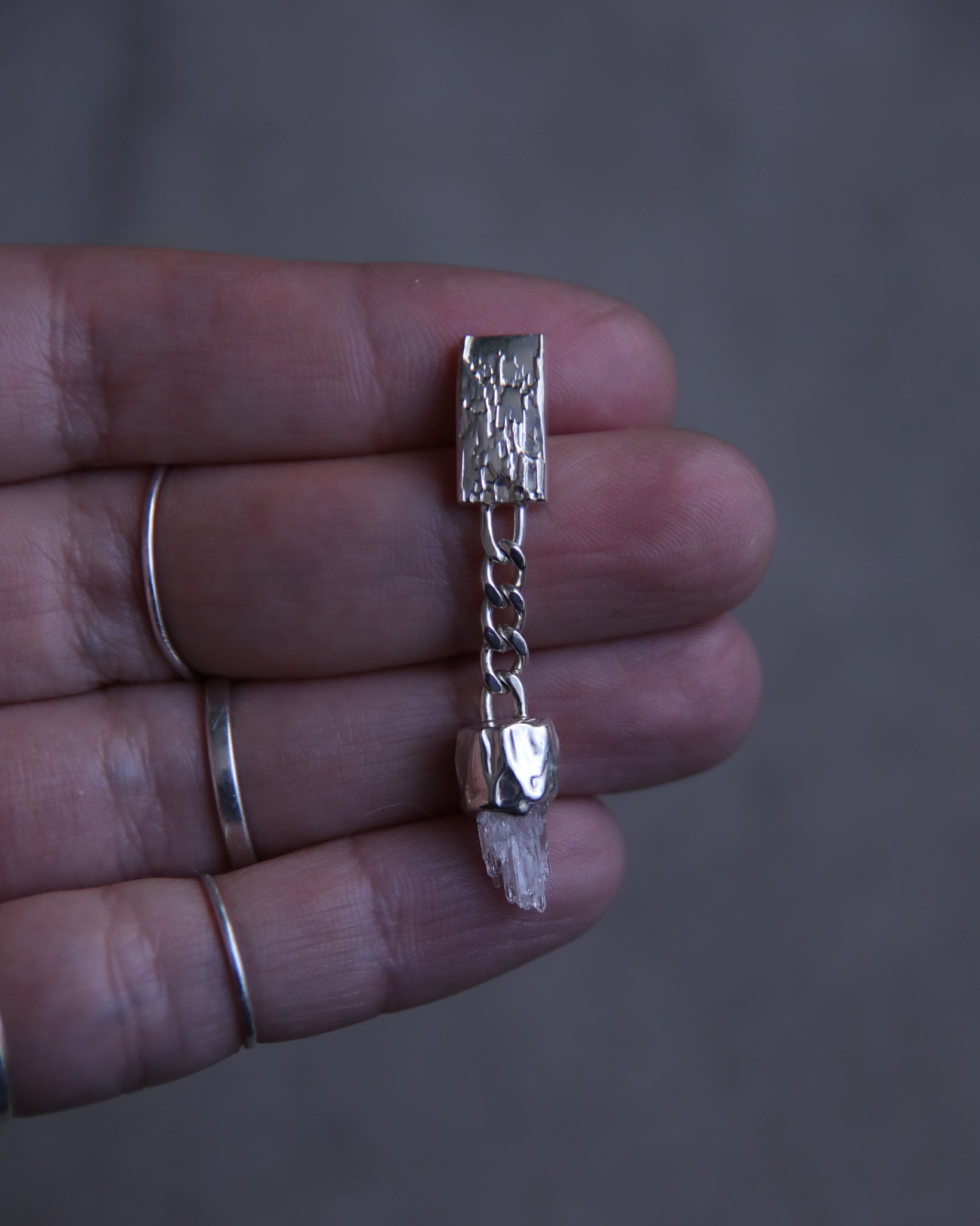 Single Faden Quartz Earring